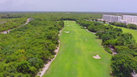 Luftüberführung-Karibik-Luxus-Cana-Rock-Club-Golfplatz-Fairway-Green,-Dominikanische-Republik