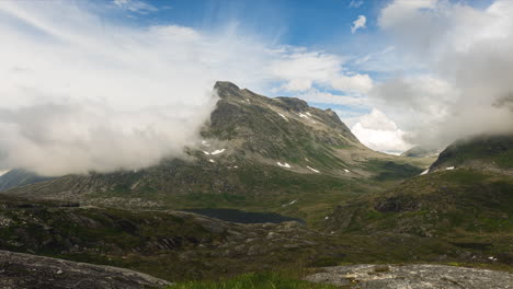 Nubes-Moviéndose-Sobre-Las-Montañas-Rocosas-Cerca-De-La-Carretera-Trollstigen-En-Noruega