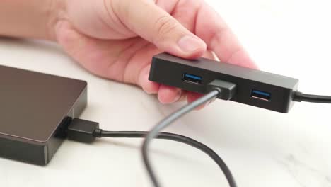 Man-Verbindet-Das-USB-Kabel-Der-Externen-Festplatte-Mit-Dem-Hub,-Um-Digitale-Daten-Zu-Sichern-Und-Zu-übertragen