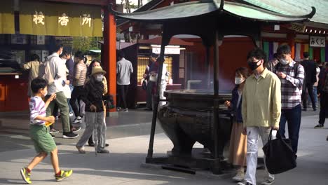 Slow-reveal-of-incense-praying-well-at-Senso-ji-Shrine-in-Asakusa