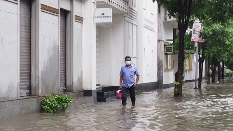 Menschen,-Die-Bei-Starken-Regenfällen-In-Kalkutta-In-Einer-Wassergemeldeten-Straße-Spazieren-Gehen