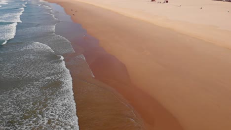 Rote-Sandstrände-An-Der-Ozeanküste-Von-Portugal,-Aus-Der-Luft