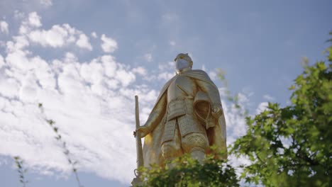 Oda-Nobunaga-Parado-Sobre-Gifu-Sosteniendo-Un-Rifle,-Señor-Feudal-Histórico,-Japón