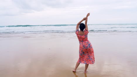 Junge-Asiatische-Frau,-Die-Die-Schönheit-Des-Ozeans-Bewundert,-Patong-Beach-In-Phuket