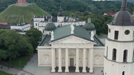 Antenne:-Palast-Der-Großherzöge-Von-Litauen-Und-Kathedrale-Von-Vilnius-Mit-Glockenturm-Am-Sommerabend