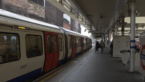 Met-Line-Train-At-Finchley-Road-Station-Closing-Doors-And-Departing-Platform