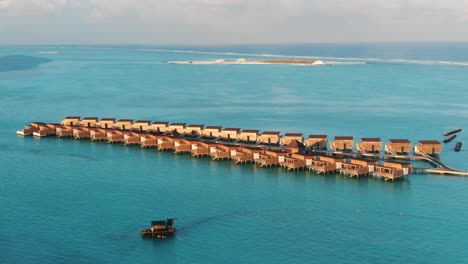 Resort-Laguna-Azul-Playa-De-Arena-Blanca-Paisaje-De-Maldivas-Al-Atardecer-Sobre-Las-Villas-De-Agua