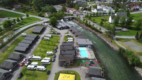 Fluss-Kinso-Und-Mikkelparken-Camping-Mit-Glücklichen-Kindern-Und-Familien-Im-Dorfzentrum-Von-Kinsarvik---Antenne-Norwegen