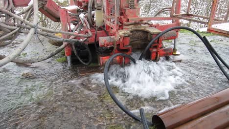 A-borehole-being-drilled-for-ground-source-heating-unexpectedly-found-water-under-high-pressure-and-was-difficult-to-control