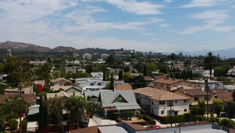 Los-Feliz-neighbourhood-in-LA-with-houses,-hills,-trees-and-mountains