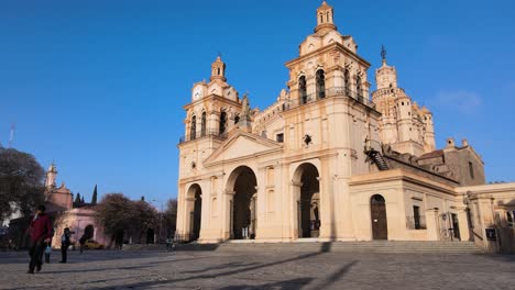 Enthüllung-Des-Amocba-Schildes-Vor-Der-Kathedrale-Von-Córdoba,-Argentinien