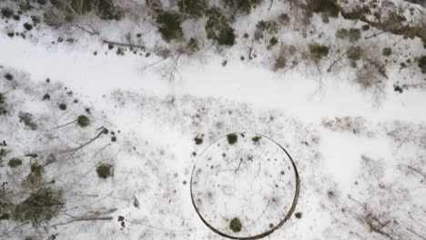 Luftaufnahme-Von-Oben-Nach-Unten,-Die-über-Den-Winter-Der-Katahdin-Eisenhütte-In-Maine-Fliegt