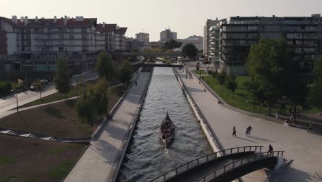 People-walking-along-Ria-de-Aveiro-urban-canals-on-sunny-day