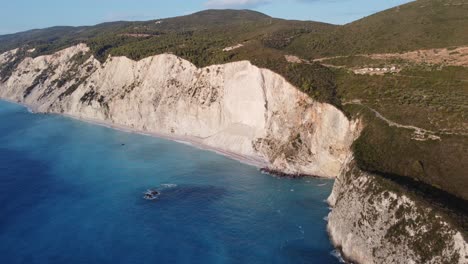 Luftaufnahme-Der-Eingestürzten-Klippe-In-Der-Nähe-Von-Porto-Katsinki-Auf-Der-Griechischen-Insel-Lefkada