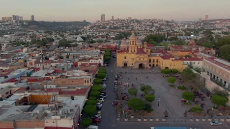 Templo-y-Convento-de-la-Santa-Cruz-de-los-Milagros-And-Plaza-de-los-Fundadores-During-Sunset-In-Santiago-de-Queretaro,-Mexico