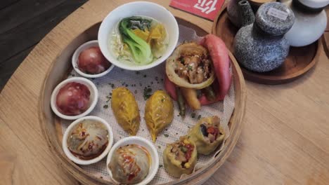 Asiatische-Küche-Chinesisches-Essen-Vegan-Knödel-Wonton-Bao-Platte-Dimsum-Korb