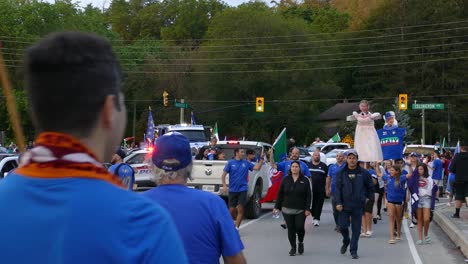 Menschen-Feiern-Den-Sieg-Der-Italienischen-Fußballmannschaft-Auf-Der-Straße-In-Toronto,-Kanada
