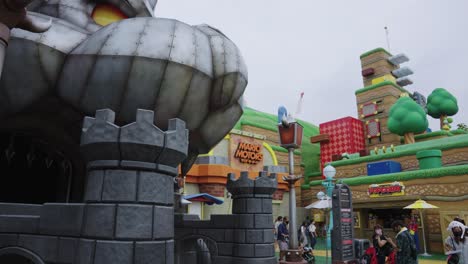 Bowsers-Castle-Und-Super-Mario-Land-In-Den-Universal-Studios-Japan