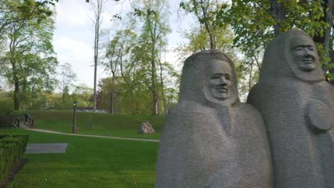Livija-Rezevska-Skulptur-&quot;suitu-Sievas&quot;-Im-Stadtgarten-Befindet-Sich-Im-ältesten-Teil-Von-Kuldiga,-Lettland
