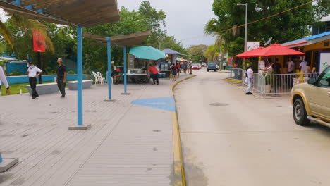 Zoomen-Sie-Langsam-Auf-Eine-Typische-Straße-Mit-Essensständen-In-Boquerón,-Porto-Rico