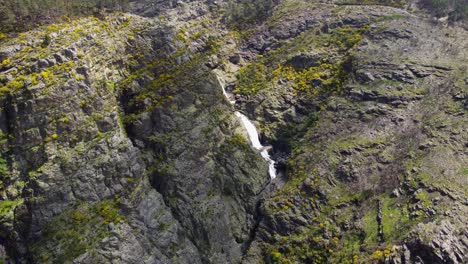 Schwenkende-Luftaufnahme-Der-Cascata-De-Fisgas-Do-Ermelo---Wunderschöne-Kaskadierende-Wasserfälle-Im-Parque-Natural-Do-Alvao---Portugal
