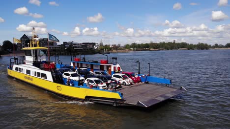 Conventional-RORO-Ferry-Transporting-Cars-Across-The-River-In-Kinderjdijk,-Molenlanden,-Netherlands