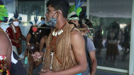 Amazonas-Stammesangehörige-Demonstrieren-Landentscheidungen-Der-Gerichte