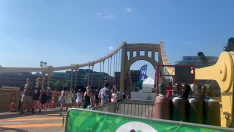 Picklesburgh-Food-Festival-Schild-Mit-Andy-Warhol-Bridge-Im-Hintergrund-An-Einem-Sonnigen-Tag