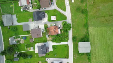 Vista-De-Drones-Desde-La-Casa-Familiar-En-Medio-Del-Asentamiento