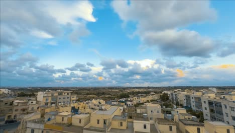 Lapso-De-Tiempo-Del-Movimiento-De-La-Nube-Sobre-Siggiewi,-Malta