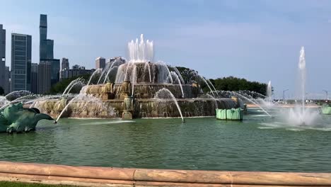 Buckingham-fountain-in-Chicago-Illinois-during-the-Fourth-of-July-2021