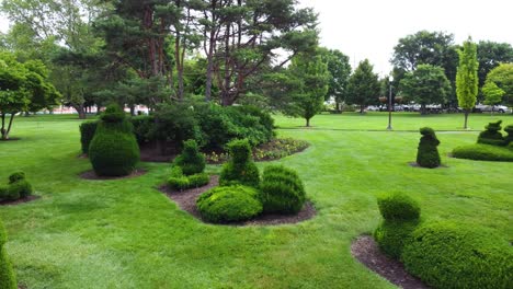 Topiary-Park-in-Columbus,-Ohio's,-officially-the-Topiary-Garden-at-Old-Deaf-School-Park,-depicts-figures-from-Georges-Seurat's-1884-painting,-A-Sunday-Afternoon-on-the-Island-of-La-Grande-Jatte