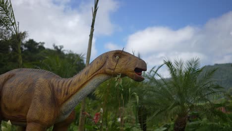animatronic-dinosaur-in-the-moving-jungle