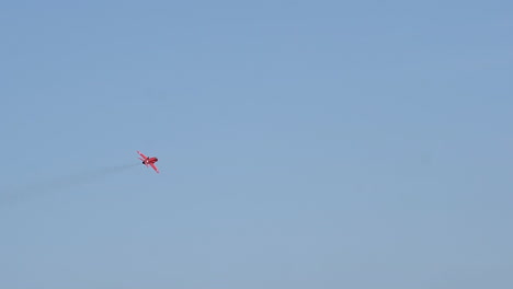Jetfighter-De-Flechas-Rojas-Volando-En-La-Distancia-En-Exhibición-Aérea-Aerobáltica