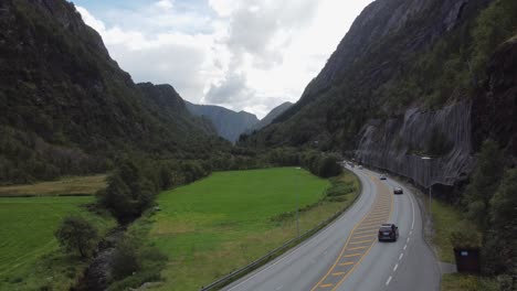 Ilustración-De-Viajes-Y-Tráfico-En-Noruega---Descripción-Estática-De-La-Carretera-E16-Con-Coches-Que-Pasan---Carretera-Entre-El-Este-Y-El-Oeste-De-Noruega---Dalekvam-Fuera-De-Bergen