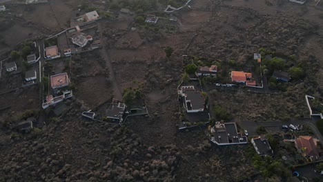 Drohne-Fliegt-über-Ein-Mit-Vulkanasche-Bedecktes-Ländliches-Dorf-Auf-Der-Insel-La-Palma