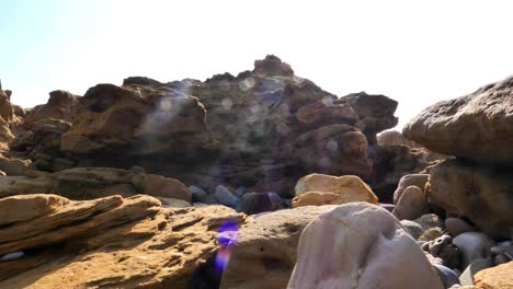 Trockene-Felsige-Felslandschaft-In-Belutschistan-Bei-Grellem-Sonnenlicht-Mit-Linseneffekt