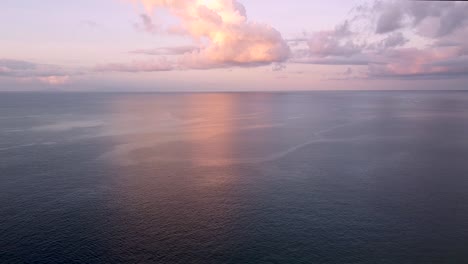 Ein-Atemberaubender-Rosa-Und-Blauer-Sonnenuntergang-über-Ruhigem-Ozeanwasser-Auf-Abgelegener,-Friedlicher-Tropischer-Insel-Timor-Leste,-Südostasien