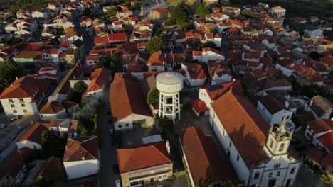 Eine-Drohne-Umkreist-Den-Wasserturm-Der-Altstadt-In-Belmont-Portugal
