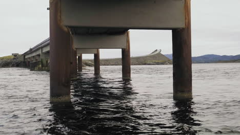 Wellenwelle-Unter-Der-Brücke,-Die-Die-Atlantikstraße-In-Norwegen-Trägt