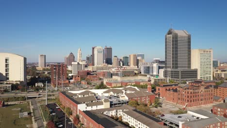 Columbus,-Ohio-Skyline-Drohnenvideo-Zoom-In-Die-Stadt