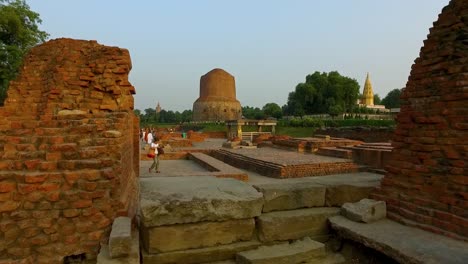 Las-Antiguas-Ruinas-Históricas-De-Dhamek-Stupa-En-Sanarth,-Varanasi,-India