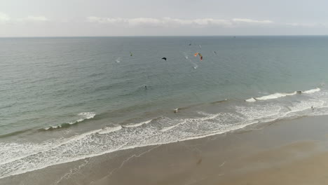 Luftaufnahme-Kitesurfen-Am-Strand-Von-Santa-Marianita,-Ecuador