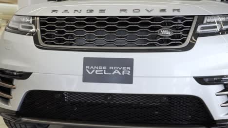 Seitenteil-Des-Land-Rover-Velar-Weiß,-Modernes-Auto,-Autogrill