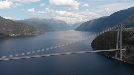 Drohnenansicht-Einer-Hängebrücke,-Die-Einen-Fjord-überspannt