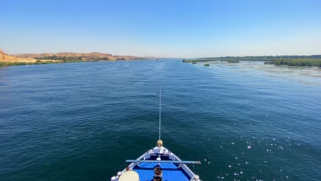 Proa-Delantera-De-Un-Crucero-Que-Navega-Por-El-Río-Nilo-En-Un-Día-De-Cielo-Azul