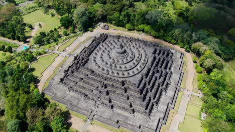 Aerial-circling-view-of-Borobudur-buddhist-temple-complex-in-Yogjakarta-Java,-indonesia