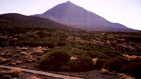 Revelando-Una-Foto-Del-Volcán-Teide-En-La-Isla-De-Tenerife,-Canario-En-Un-Día-Soleado-De-Verano