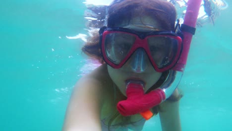 Kleines-Rothaariges-Mädchen-Hat-Spaß-Beim-Erkunden-Der-Unterwasserwelt-Mit-Schnorchel-Und-Tauchermaske