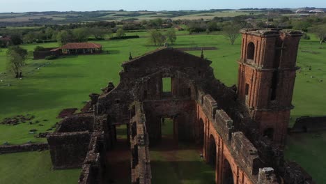 Umkreisende-Luftaufnahme-Der-Antiken-Ruinen-Der-Kirche-Sao-Miguel-Das-Missoes-In-Brasilien